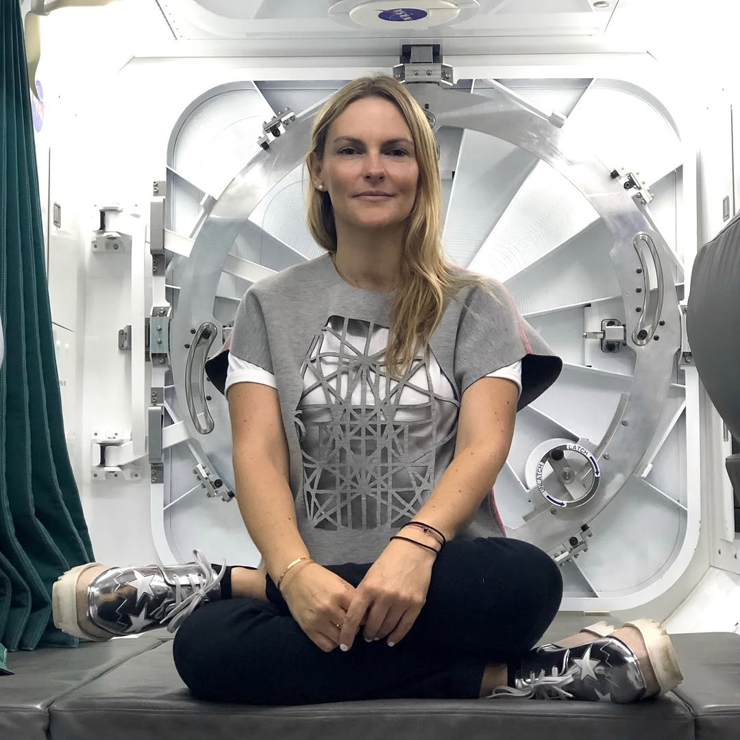 Patricia Ermecheo en la cabina espacial, su hilo reciclado llegó a la Estación Espacial Internacional| Patricia Ermecheo · Innovation reaches space